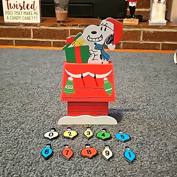 Hallmark Peanuts Snoopy on Dog House Christmas Countdown Calendar Decoration NWT - Picture 2 of 8